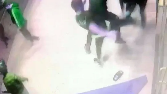 Uyuşturucu kullandığı iddia edilen gence meydan dayağı