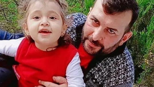 Uyuşturucunun hayattan kopardığı baba ve 4 yaşındaki kızı için helallik alındı