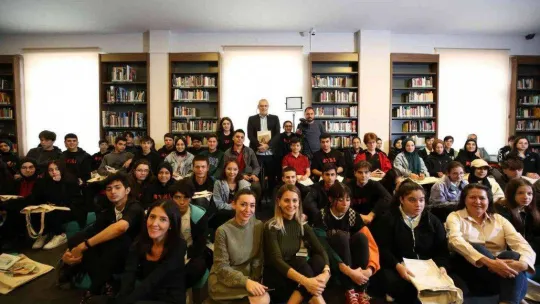 Üzümcü'den öğrencilere: Kendini seven insan okumalıdır