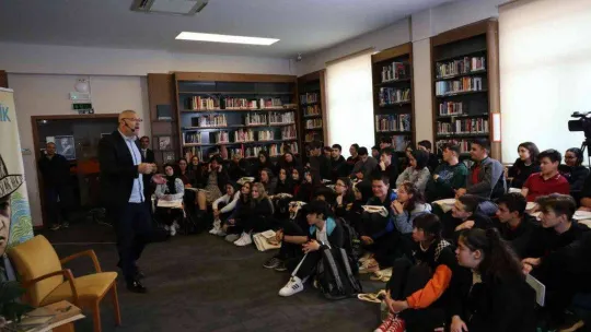 Üzümcü'den öğrencilere: Kendini seven insan okumalıdır