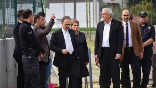 Vali Kızılkaya, Kaymakam Öztürk ve Başkan Bakkalcıoğlu yapılmakta olan Cemevi ve Kültür Merkezi'nde incelemelerde bulundu