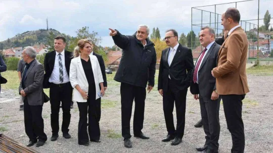 Vali Kızılkaya, Kaymakam Öztürk ve Başkan Bakkalcıoğlu yapılmakta olan Cemevi ve Kültür Merkezi'nde incelemelerde bulundu