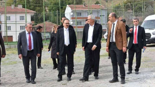 Vali Kızılkaya, Kaymakam Öztürk ve Başkan Bakkalcıoğlu yapılmakta olan Cemevi ve Kültür Merkezi'nde incelemelerde bulundu