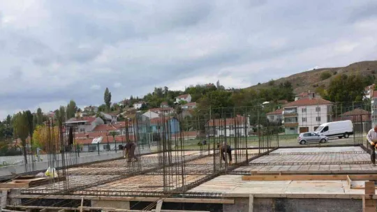 Vali Kızılkaya, Kaymakam Öztürk ve Başkan Bakkalcıoğlu yapılmakta olan Cemevi ve Kültür Merkezi'nde incelemelerde bulundu