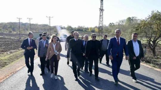 Vali Kızılkaya, köy sakinleri ile asfalt yolunu inceledi