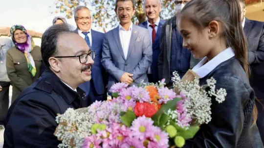 Vali Kızılkaya, köy sakinleri ile asfalt yolunu inceledi