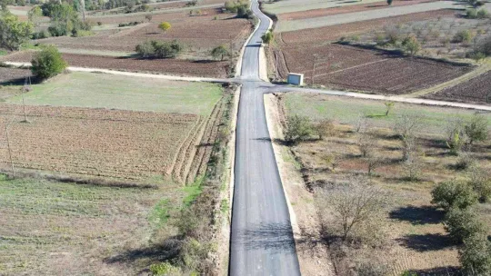 Vali Kızılkaya, köy sakinleri ile asfalt yolunu inceledi