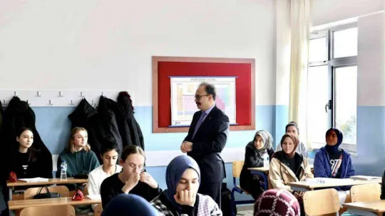 Vali Kızılkaya lise son sınıf öğrencilerine moral verdi