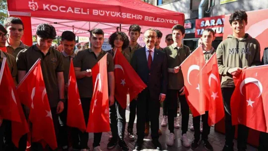 Vali Yavuz sokak sokak gezerek, onlarca Türk bayrağı dağıttı