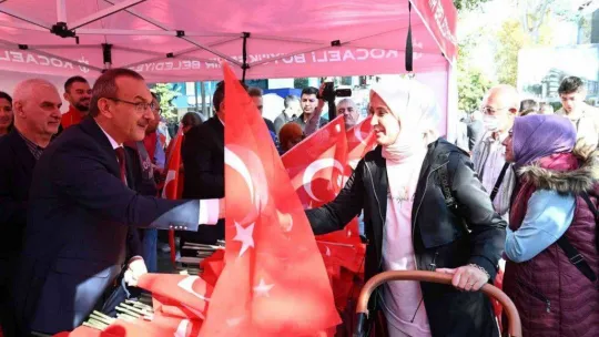 Vali Yavuz sokak sokak gezerek, onlarca Türk bayrağı dağıttı