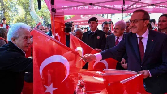 Vali Yavuz sokak sokak gezerek, onlarca Türk bayrağı dağıttı