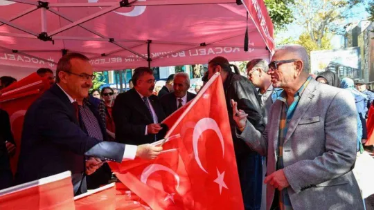 Vali Yavuz sokak sokak gezerek, onlarca Türk bayrağı dağıttı