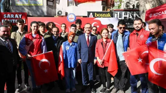 Vali Yavuz sokak sokak gezerek, onlarca Türk bayrağı dağıttı