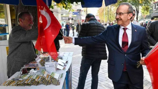 Vali Yavuz sokak sokak gezerek, onlarca Türk bayrağı dağıttı