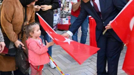 Vali Yavuz sokak sokak gezerek, onlarca Türk bayrağı dağıttı