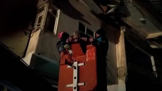 Van'dan giden ekip 80 yaşındaki kadını enkazdan sağ çıkarttı