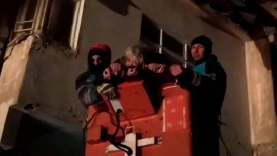 Van'dan giden ekip 80 yaşındaki kadını enkazdan sağ çıkarttı