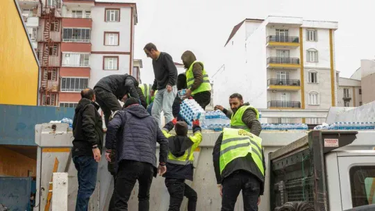 Van'dan Malatya'ya iş makinesi ve temel ihtiyaç malzemesi sevkiyatı