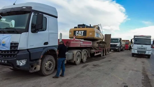 Van'dan Malatya'ya iş makinesi ve temel ihtiyaç malzemesi sevkiyatı