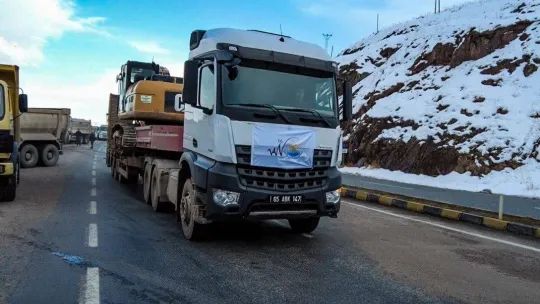 Van'dan Malatya'ya iş makinesi ve temel ihtiyaç malzemesi sevkiyatı