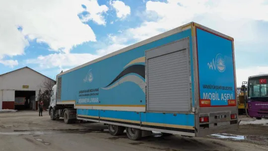 Van'dan Malatya'ya iş makinesi ve temel ihtiyaç malzemesi sevkiyatı