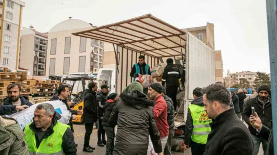 Van'dan Malatya'ya iş makinesi ve temel ihtiyaç malzemesi sevkiyatı