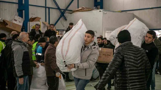 Van'dan Malatya'ya iş makinesi ve temel ihtiyaç malzemesi sevkiyatı