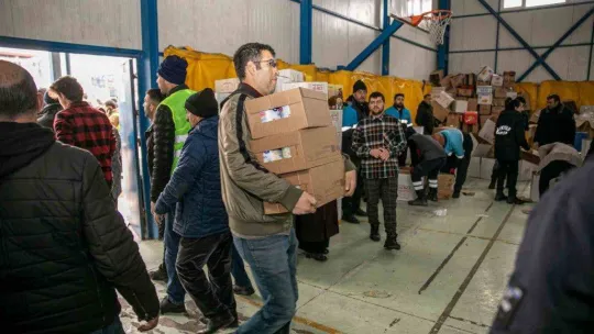 Van'dan Malatya'ya iş makinesi ve temel ihtiyaç malzemesi sevkiyatı