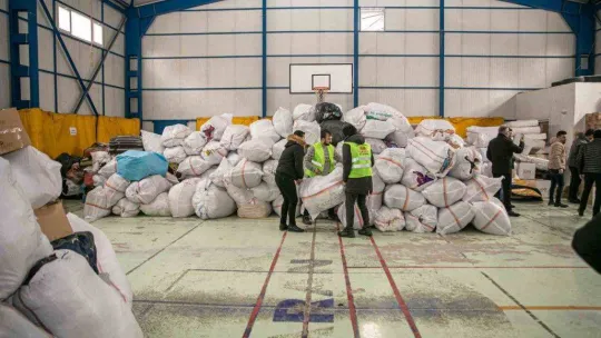 Van'dan Malatya'ya iş makinesi ve temel ihtiyaç malzemesi sevkiyatı