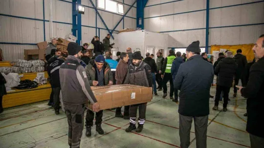 Van'dan Malatya'ya iş makinesi ve temel ihtiyaç malzemesi sevkiyatı