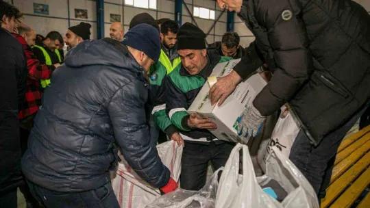 Van'dan Malatya'ya iş makinesi ve temel ihtiyaç malzemesi sevkiyatı