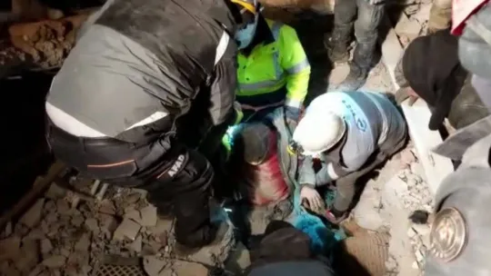 Van polisi 43 saat sonra 2 vatandaşı daha tekbirlerle enkaz altından sağ çıkardı