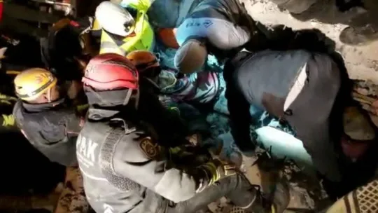 Van polisi 43 saat sonra 2 vatandaşı daha tekbirlerle enkaz altından sağ çıkardı