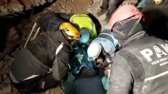 Van polisi 43 saat sonra 2 vatandaşı daha tekbirlerle enkaz altından sağ çıkardı