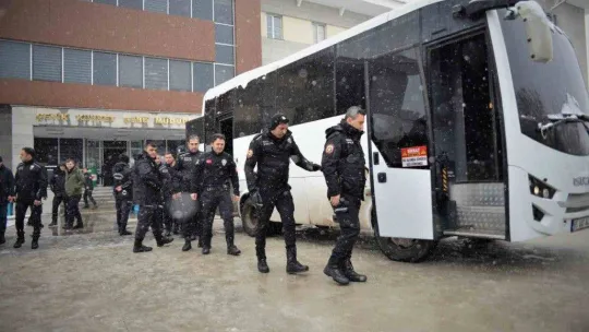 Van polisi 43 saat sonra 2 vatandaşı daha tekbirlerle enkaz altından sağ çıkardı