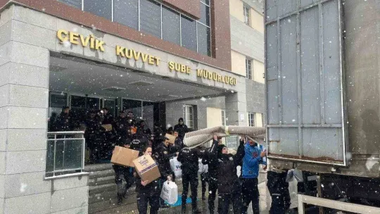 Van polisi 43 saat sonra 2 vatandaşı daha tekbirlerle enkaz altından sağ çıkardı