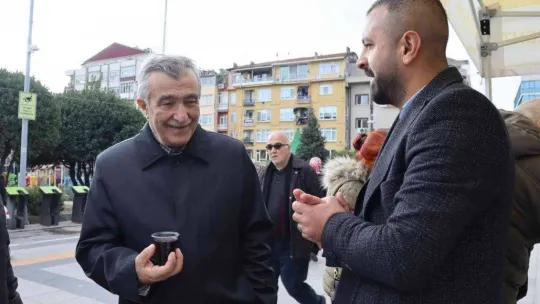 Vatandaşlara aronya suyu ikram edildi