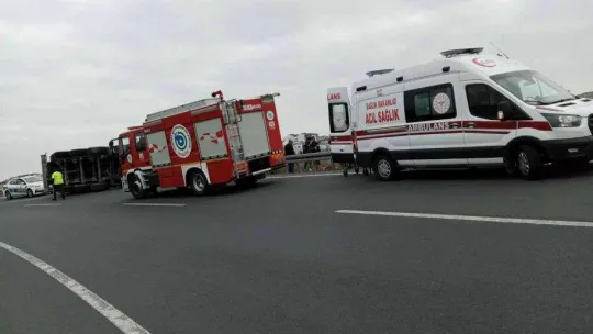 Virajı alamayan tır bariyerlere çarparak devrildi: 1 yaralı