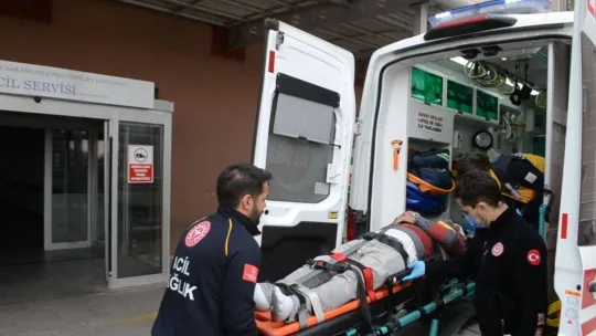 Virajı alamayan tır bariyerlere çarparak devrildi: 1 yaralı