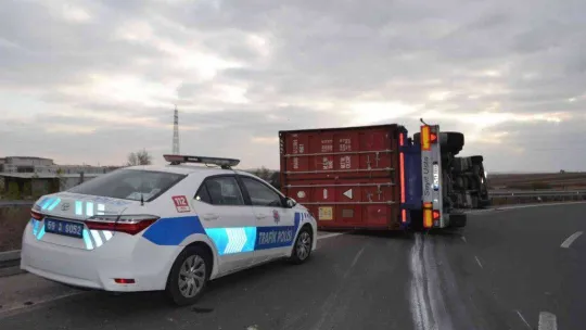 Virajı alamayan tır bariyerlere çarparak devrildi: 1 yaralı
