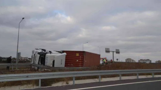 Virajı alamayan tır bariyerlere çarparak devrildi: 1 yaralı