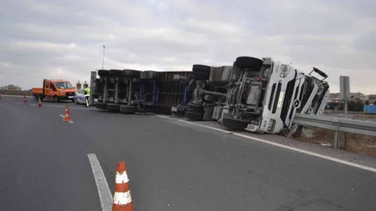 Virajı alamayan tır bariyerlere çarparak devrildi: 1 yaralı