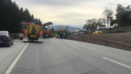 Virajı alamayan tır devrildi, trafik felç oldu
