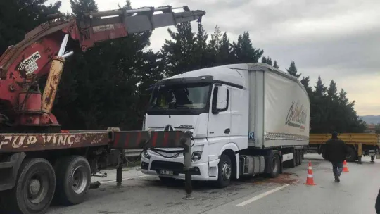 Virajı alamayan tır devrildi, trafik felç oldu