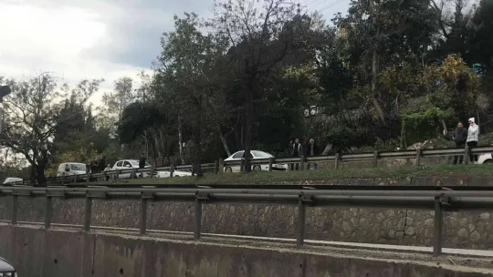 Virajı alamayan tır devrildi, trafik felç oldu