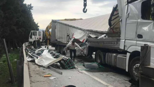 Virajı alamayan tır devrildi, trafik felç oldu