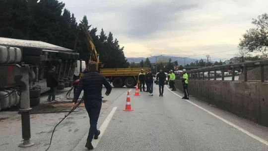 Virajı alamayan tır devrildi, trafik felç oldu