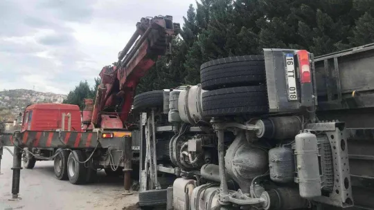 Virajı alamayan tır devrildi, trafik felç oldu