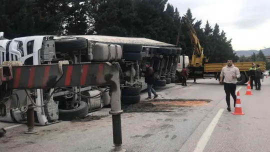 Virajı alamayan tır devrildi, trafik felç oldu
