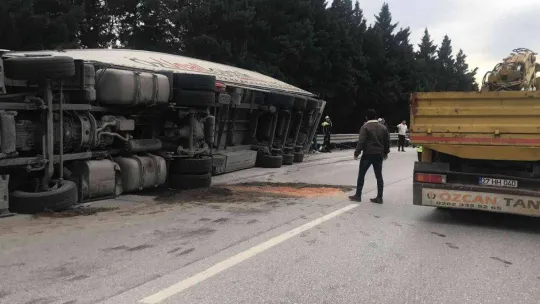 Virajı alamayan tır devrildi, trafik felç oldu